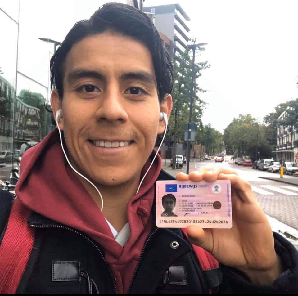 een man met zijn nederlands rijbewijs